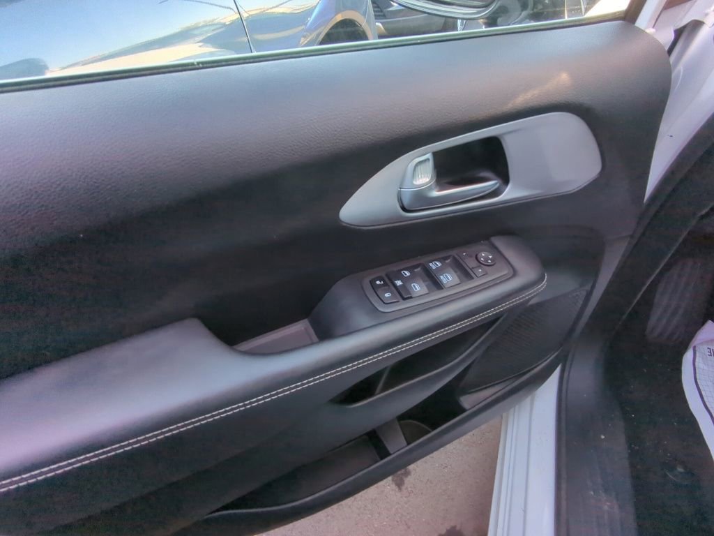 Used 2024 Chrysler Pacifica Touring FWD image 8