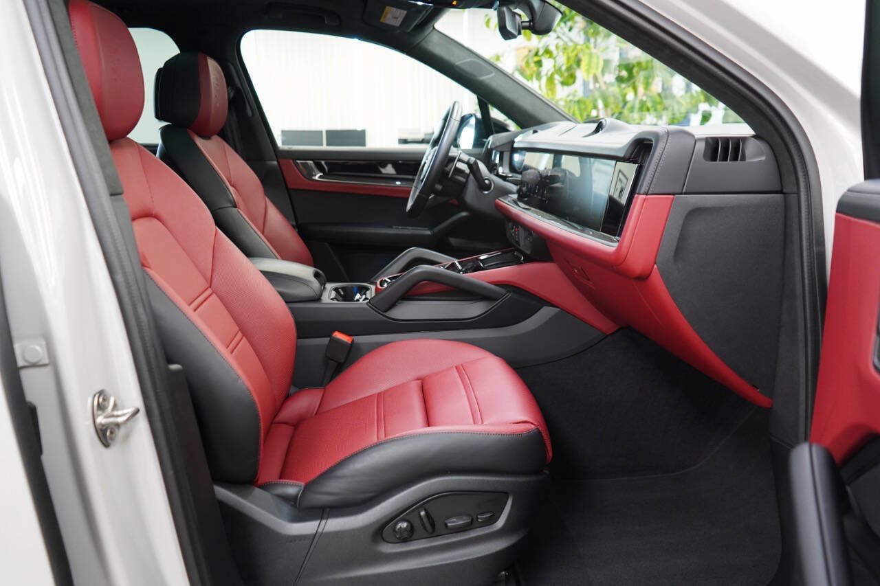 Used 2025 Porsche Cayenne GTS AWD/4WD image 64