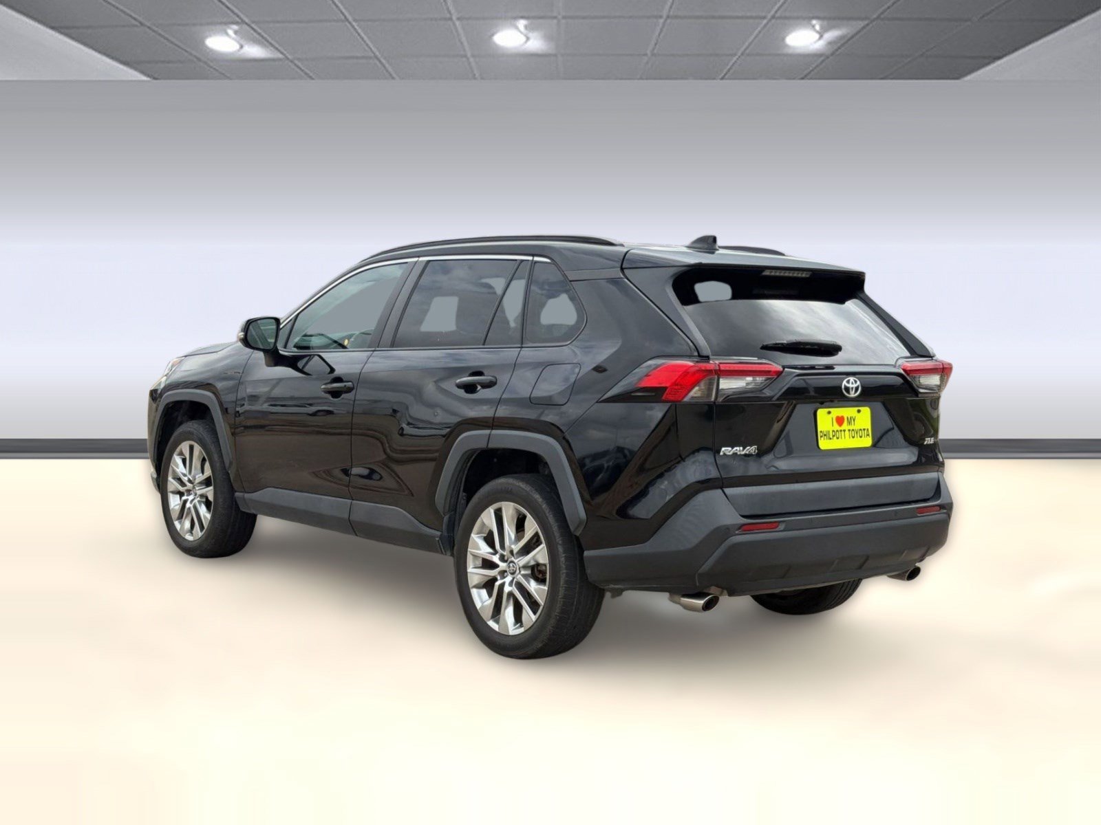 Used 2020 Toyota RAV4 XLE Premium image 3