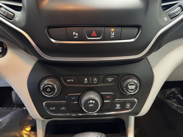 Used 2021 Jeep Cherokee Latitude Lux image 3