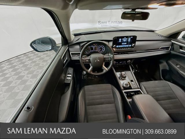 Used 2024 Mitsubishi Outlander SE Black Edition image 24