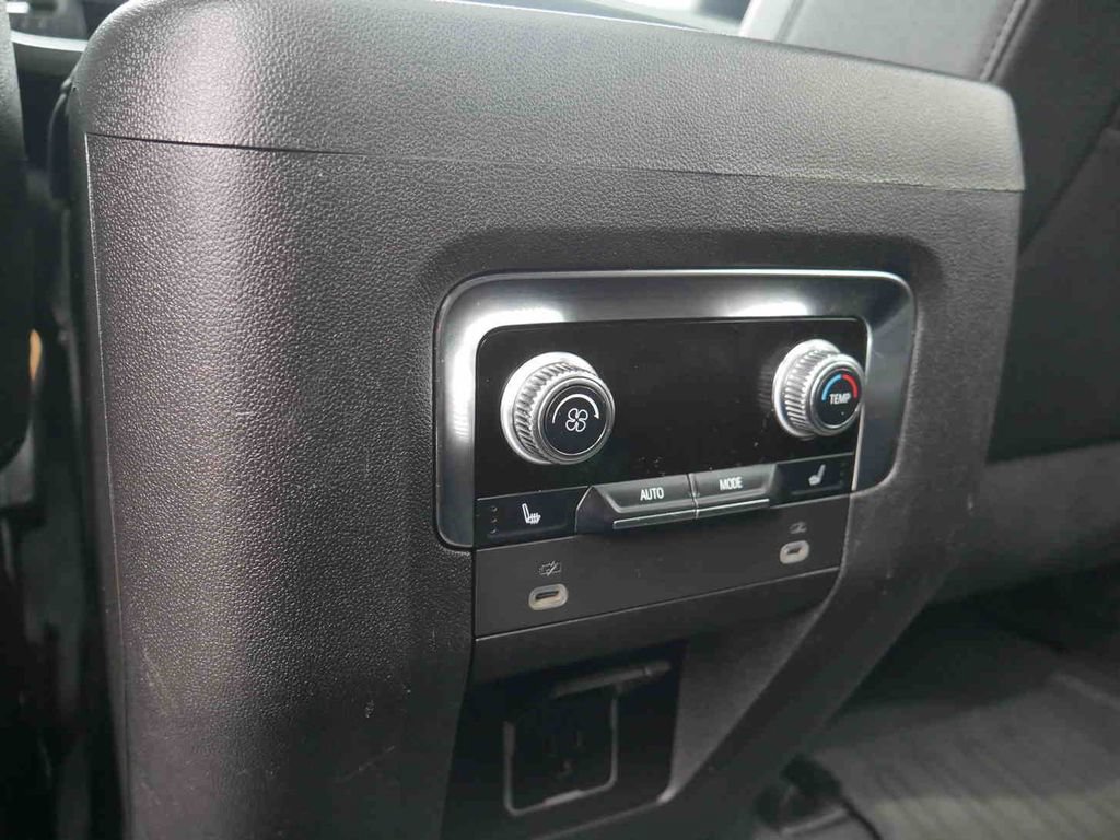 Used 2024 GMC Yukon XL AT4 w/ Technology Package AWD/4WD image 17
