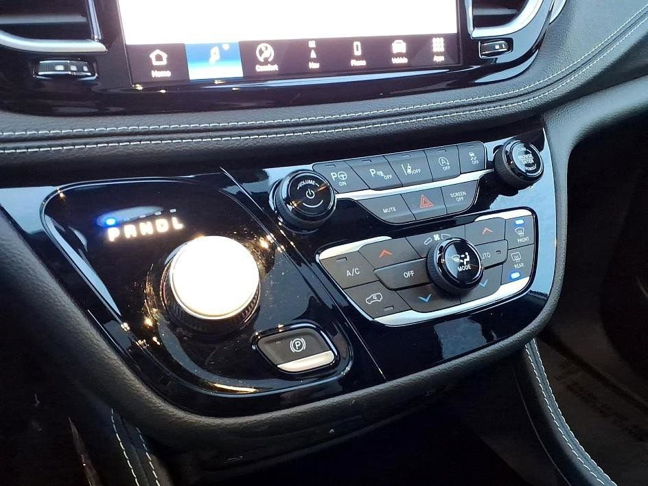 Used 2023 Chrysler Pacifica Limited w/ Uconnect Theater Family Group image 27