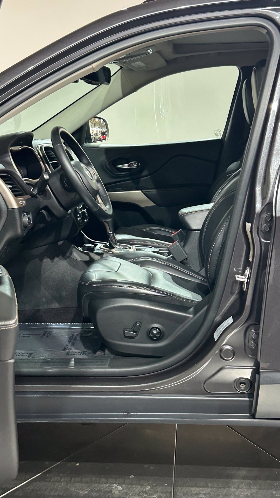 Used 2017 Jeep Cherokee High Altitude AWD/4WD image 37
