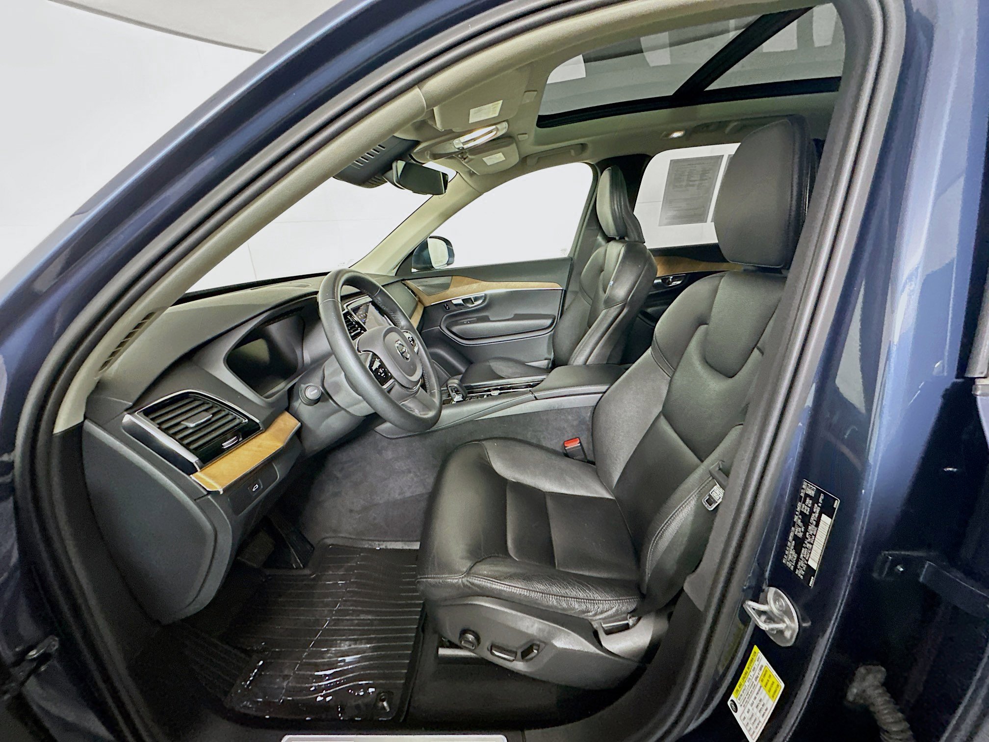 Used 2023 Volvo XC90 B6 Plus w/ Protection Package Premier image 13