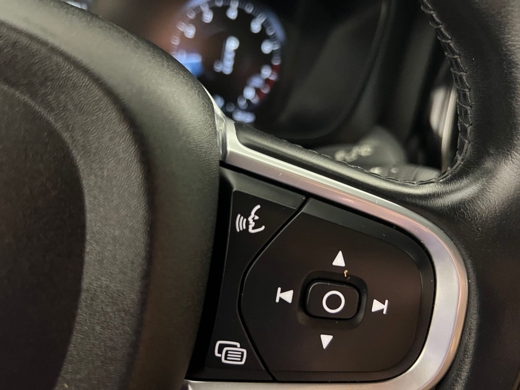 Used 2018 Volvo XC60 T5 Momentum w/ Vision Package image 26