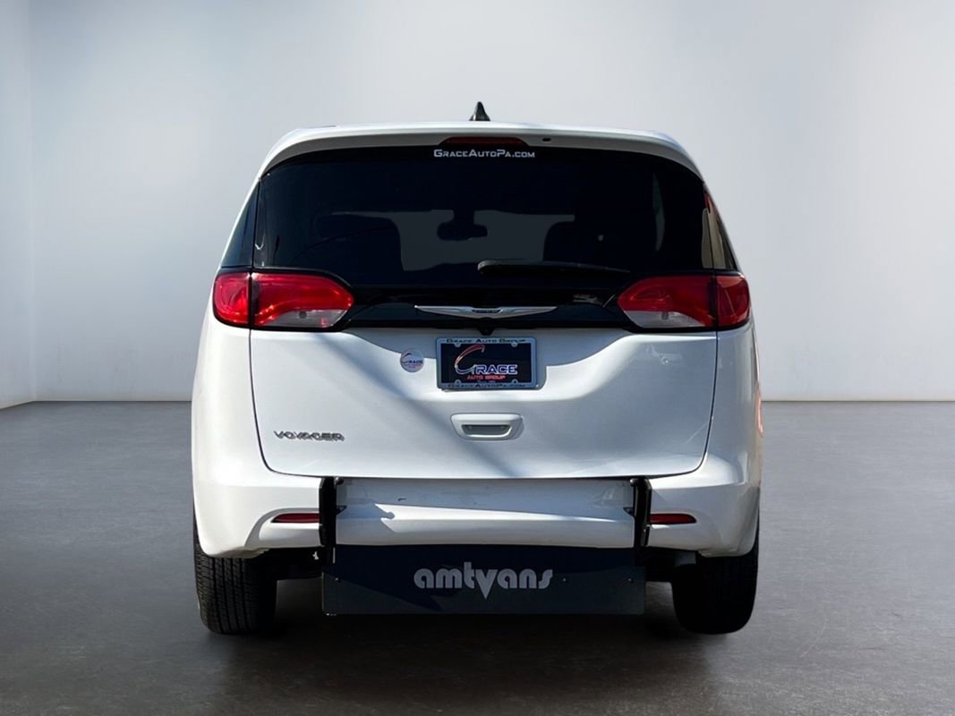 Used 2022 Chrysler Voyager LX image 7