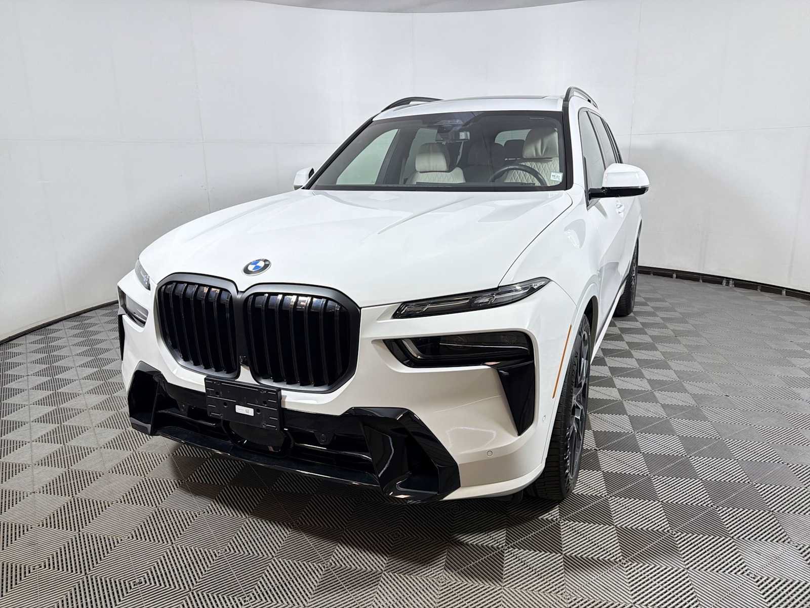 Used 2026 BMW X7 xDrive40i w/ M Sport Package AWD/4WD image 3