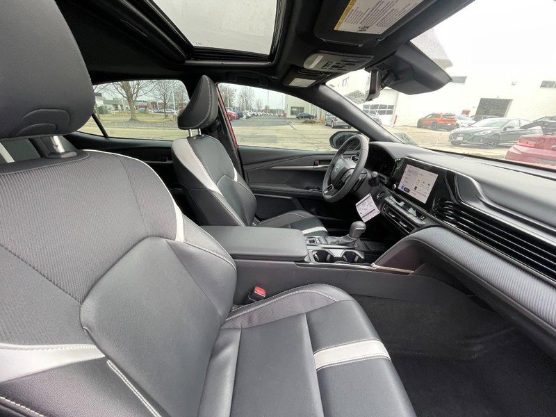 Used 2025 Toyota Camry SE FWD image 3