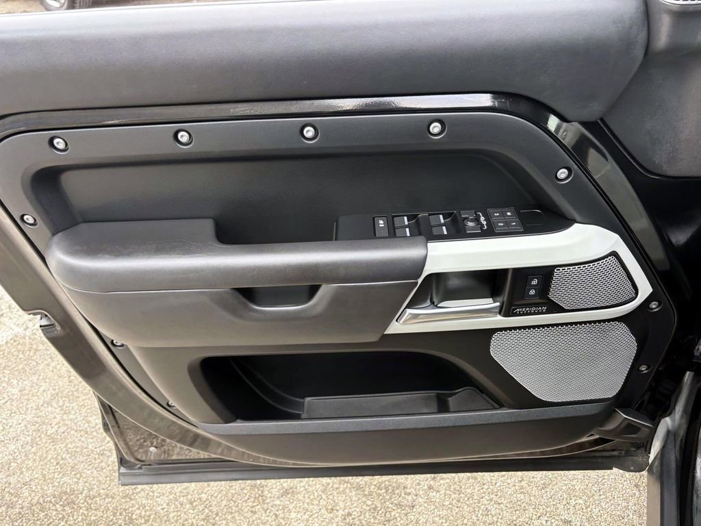 Used 2023 Land Rover Defender 130 X-Dynamic SE image 11