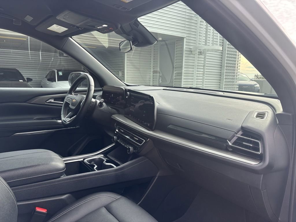 Used 2025 Chevrolet Traverse LT image 15