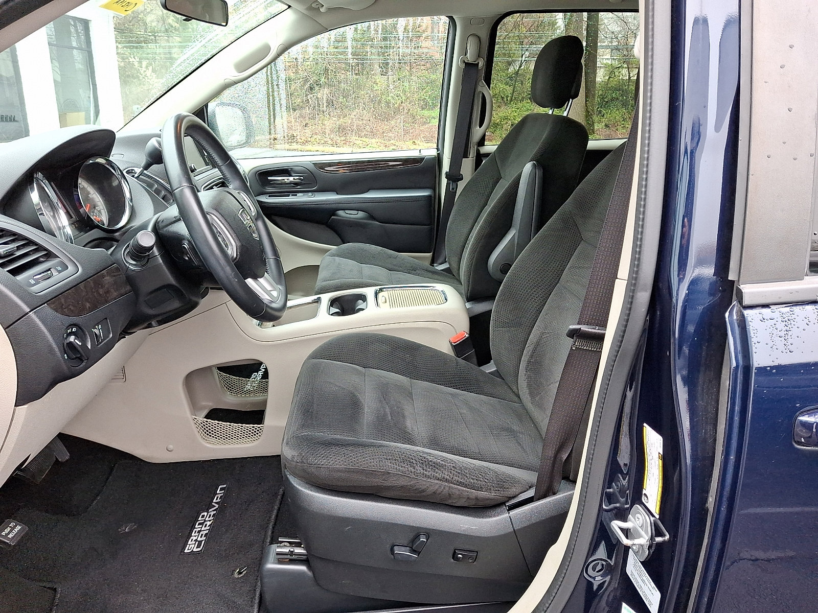 Used 2016 Dodge Grand Caravan SXT w/ Rear Park Assist Package image 15