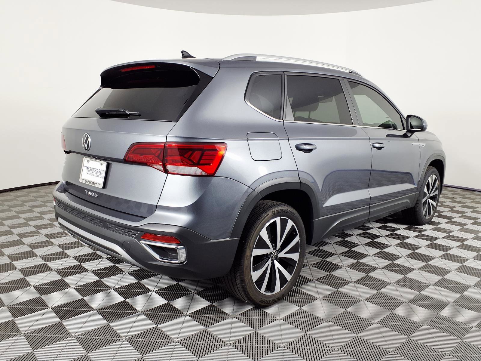 Used 2024 Volkswagen Taos SE FWD image 4
