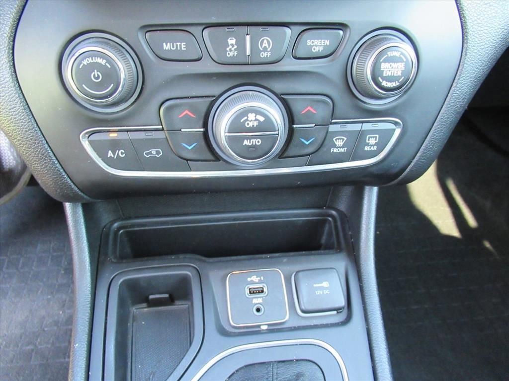 Used 2022 Jeep Cherokee Latitude Lux w/ Mopar Interior Package image 24