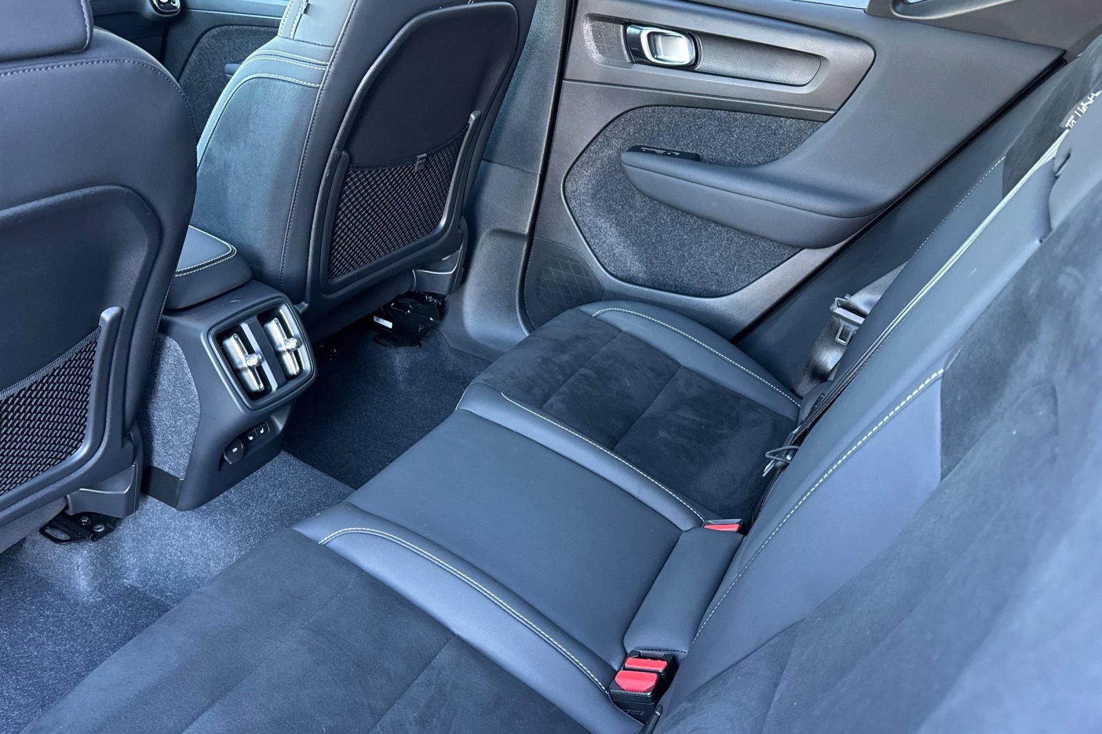 Used 2023 Volvo XC40 B5 Plus w/ Protection Package Premier AWD/4WD image 12