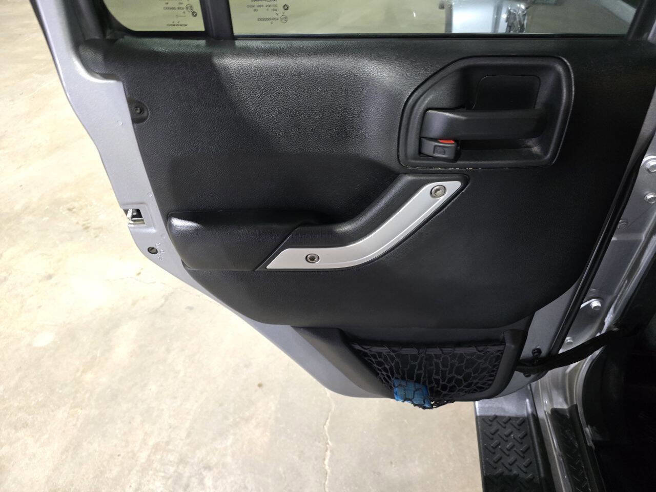 Used 2017 Jeep Wrangler Unlimited Sahara w/ Connectivity Group image 27