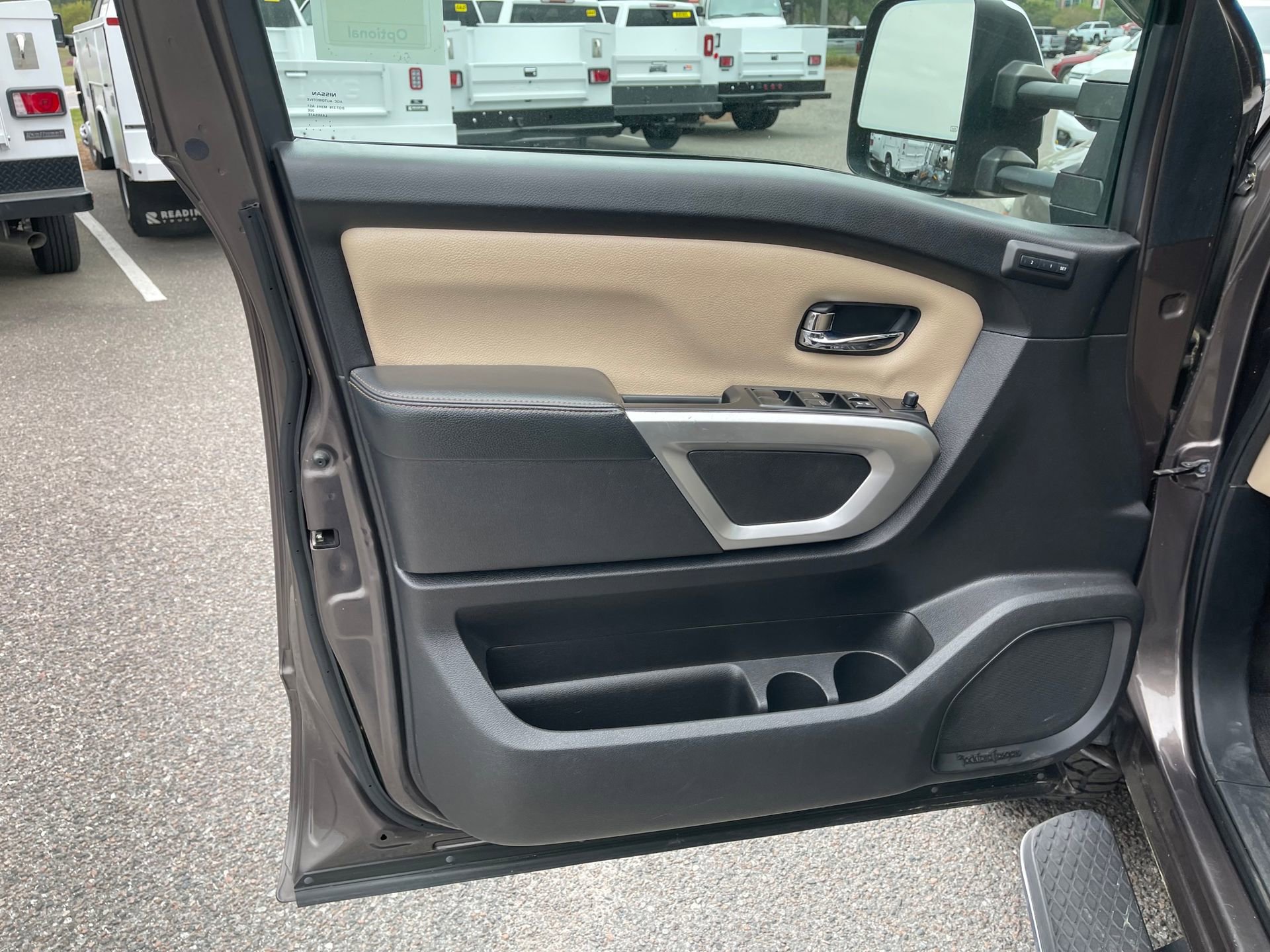 Used 2016 Nissan Titan SL image 11