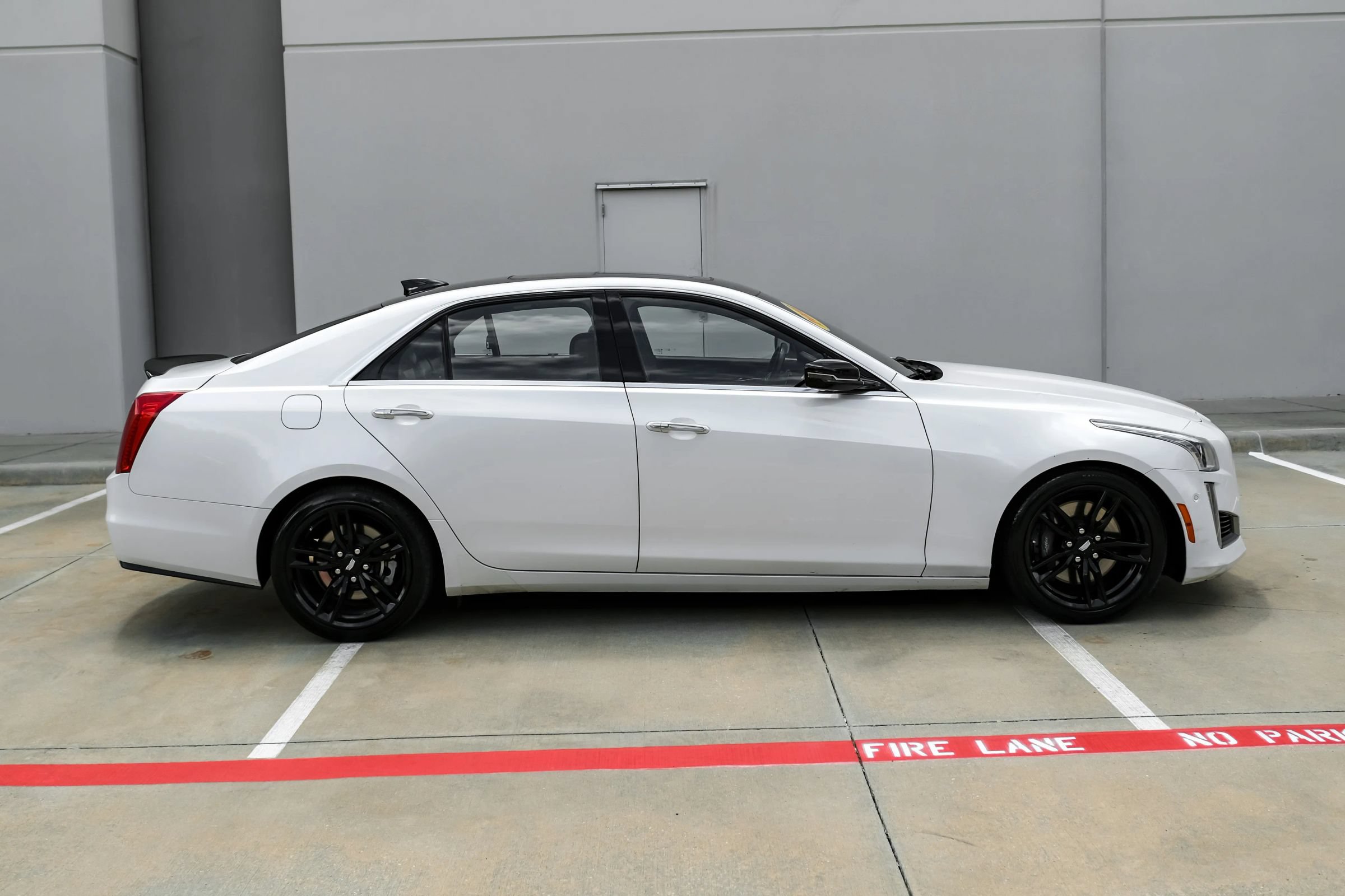 Used 2018 Cadillac CTS Vsport Premium Luxury RWD image 3