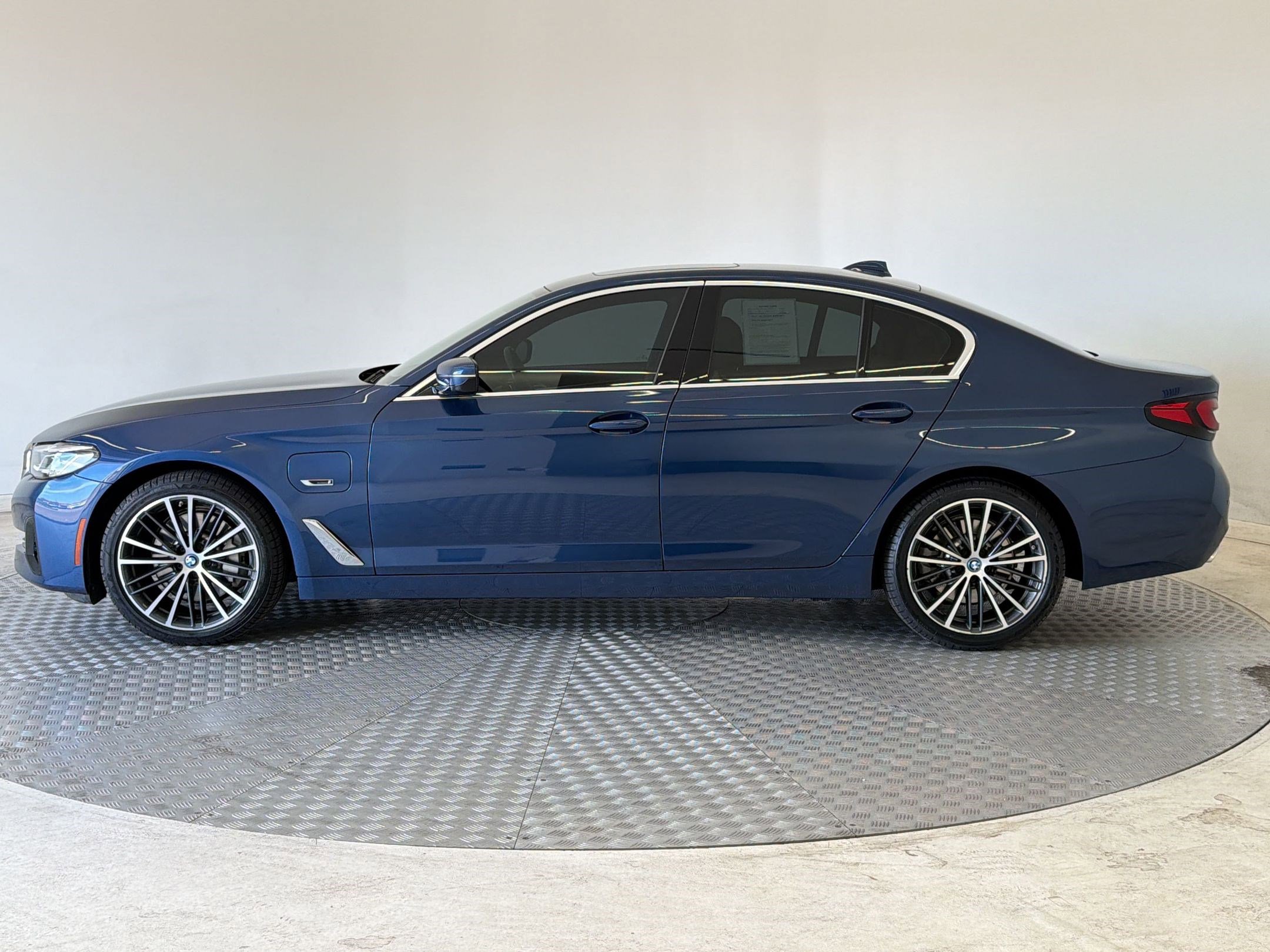 Certified 2023 BMW 530e xDrive w/ Convenience Package AWD/4WD image 2