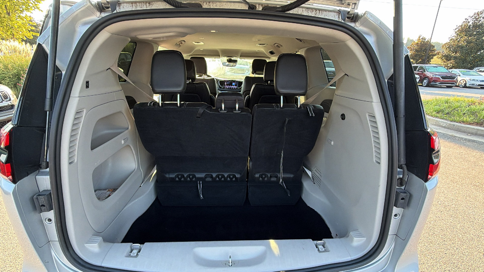 Used 2024 Chrysler Pacifica Touring-L FWD image 13
