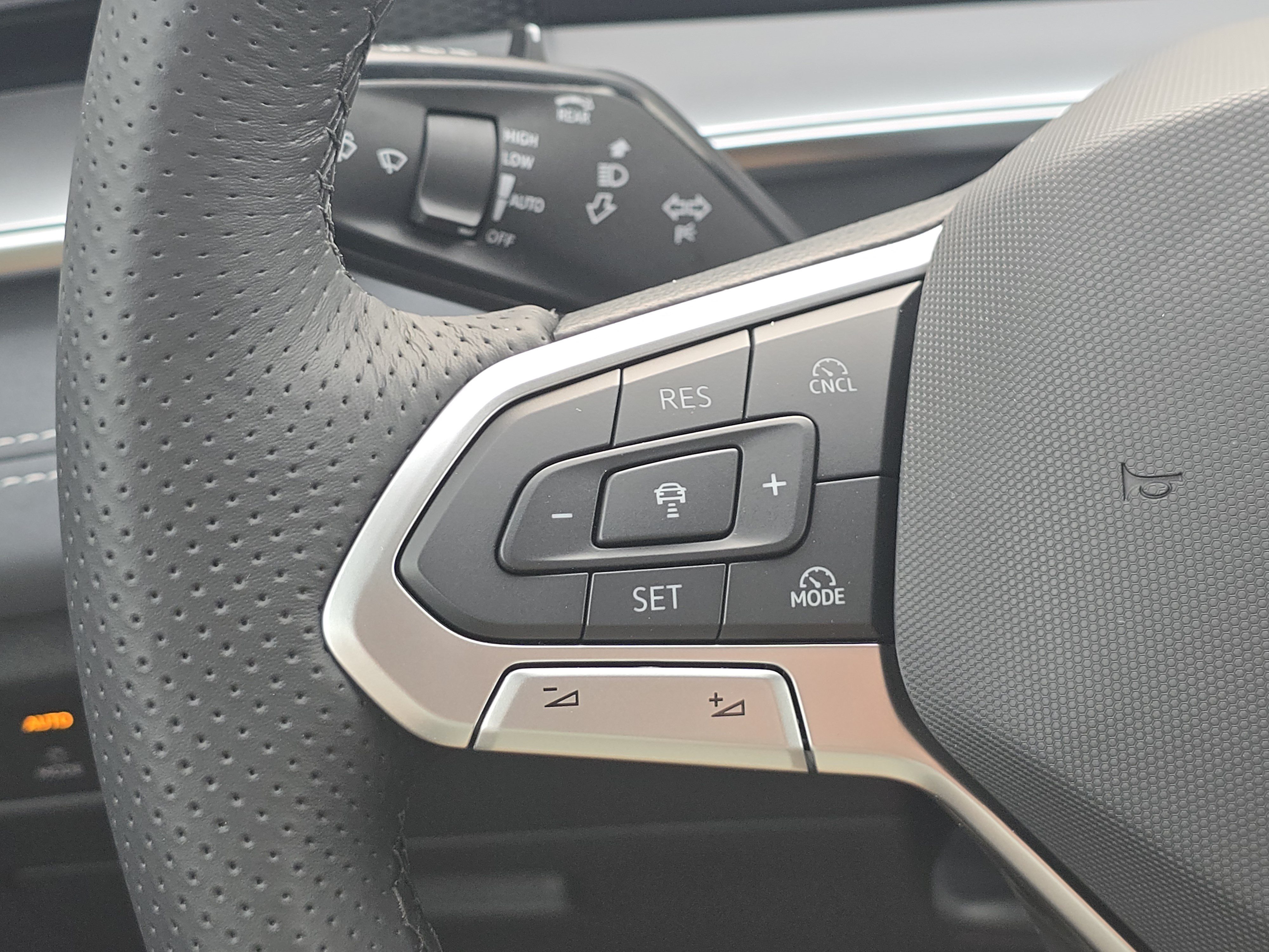 New 2026 Volkswagen Tiguan SE R-Line FWD image 25