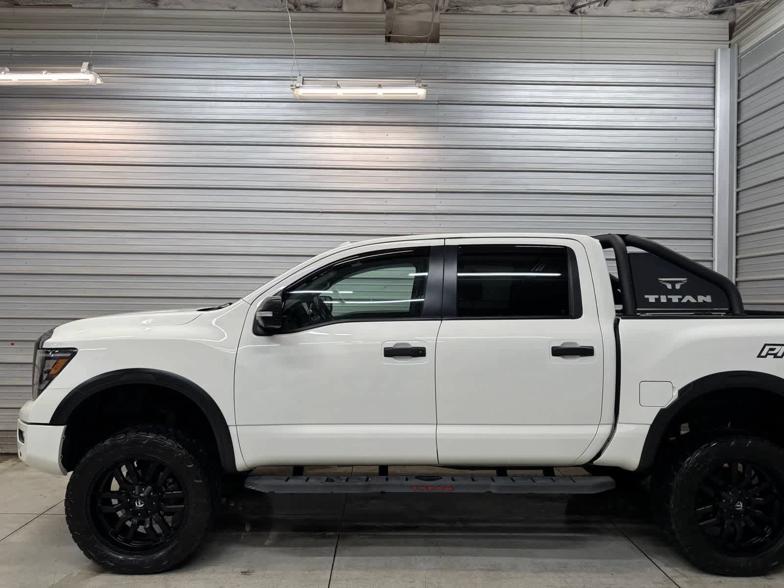 Used 2021 Nissan Titan PRO-4X w/ Pro-4x Convenience Package AWD/4WD image 3