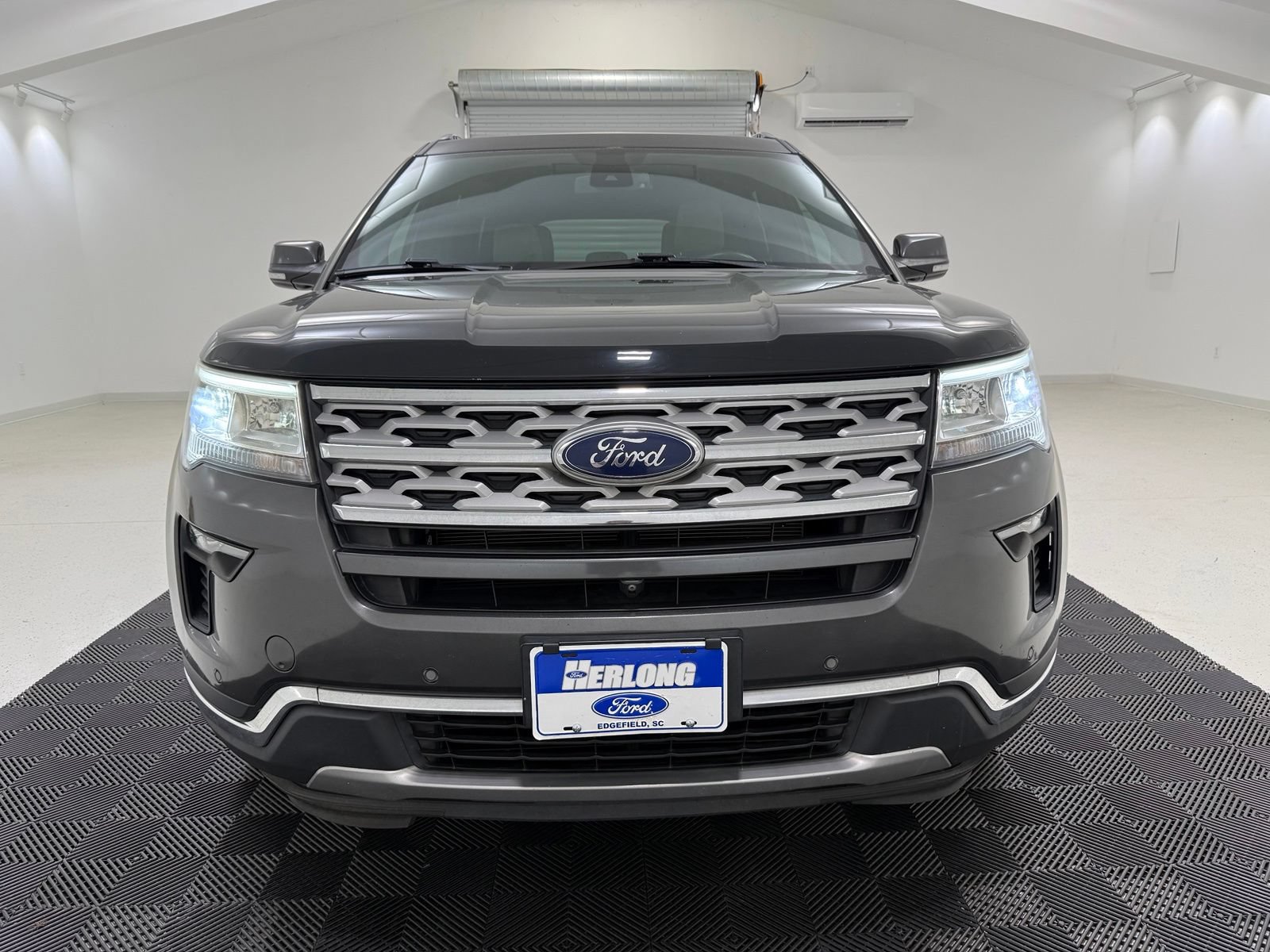 Used 2018 Ford Explorer Limited w/ Equipment Group 301A AWD/4WD image 2