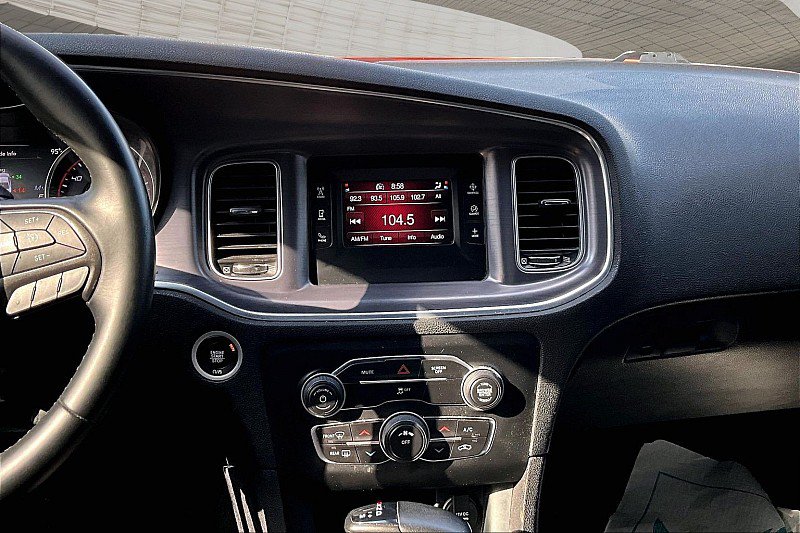 Used 2017 Dodge Charger SE RWD image 5