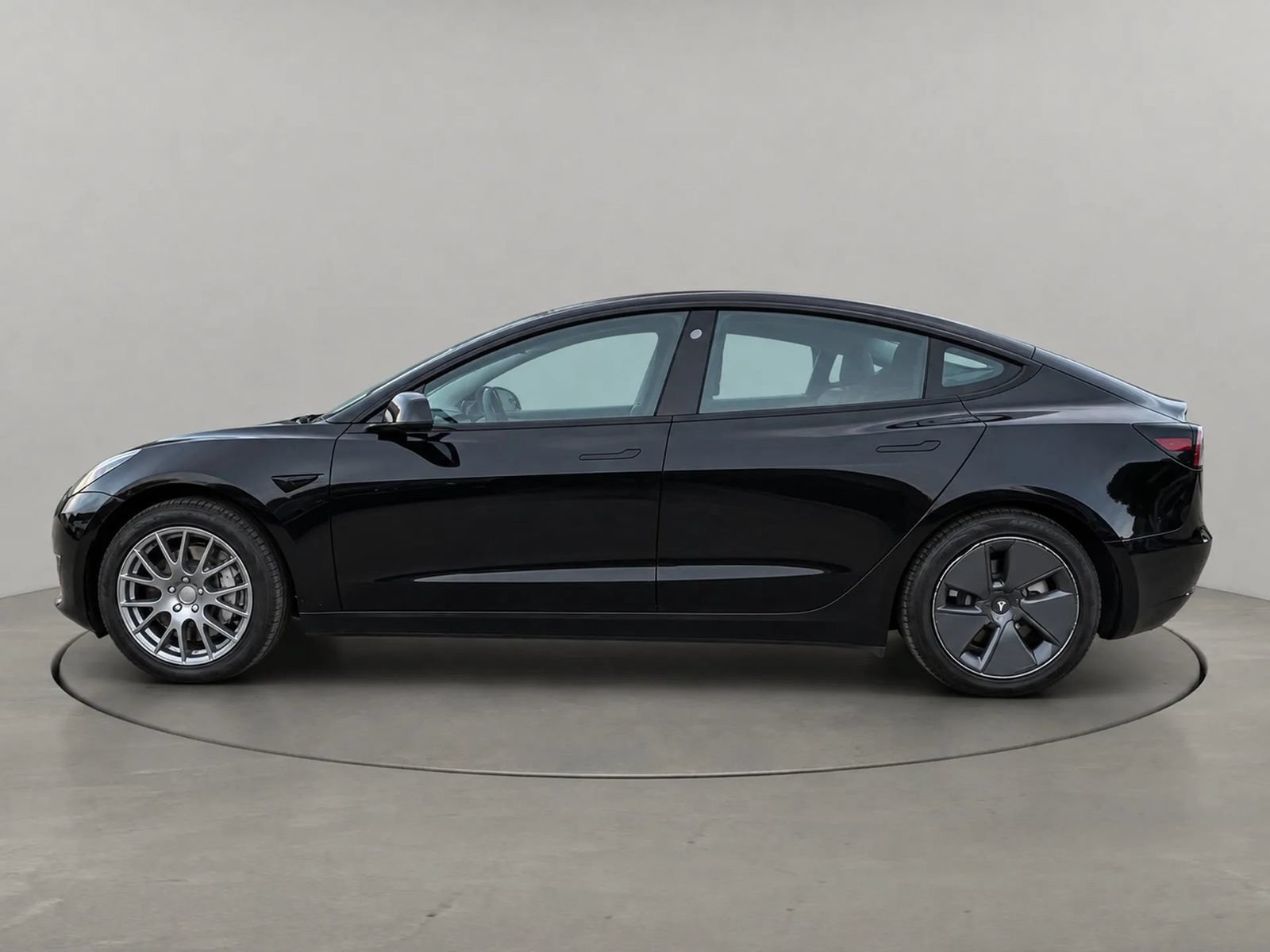 Used 2023 Tesla Model 3 Standard Range RWD image 2