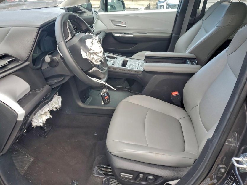 Used 2025 Toyota Sienna XLE image 6