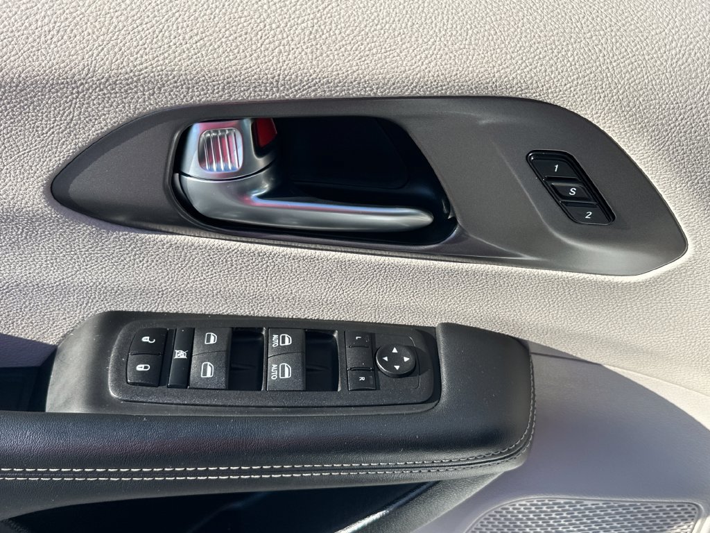Used 2024 Chrysler Pacifica Touring-L FWD image 13
