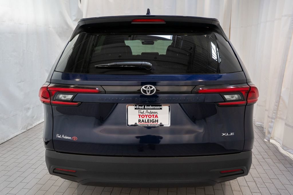Used 2025 Toyota Grand Highlander FWD image 4