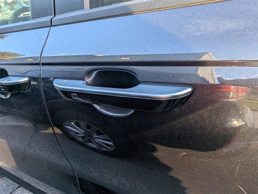 Used 2025 Kia Carnival EX image 14