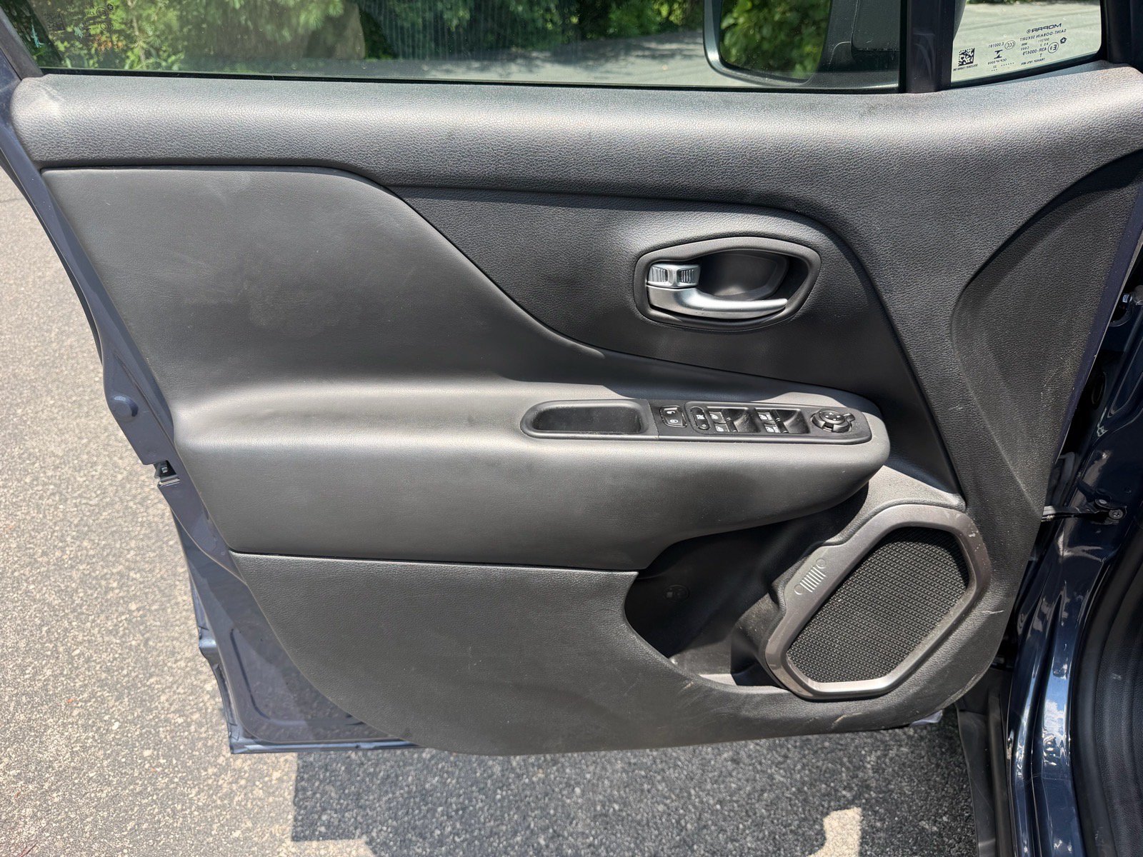 Used 2022 Jeep Renegade Latitude AWD/4WD image 25