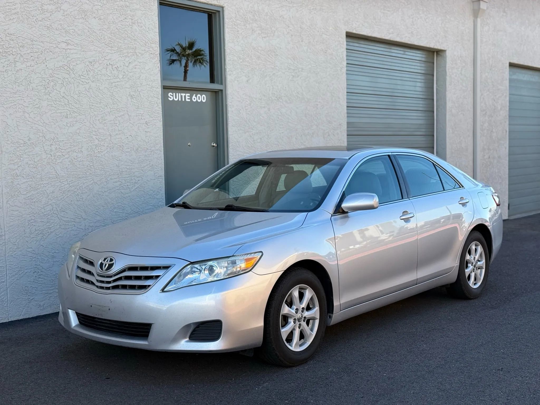 Used 2010 Toyota Camry LE image 1