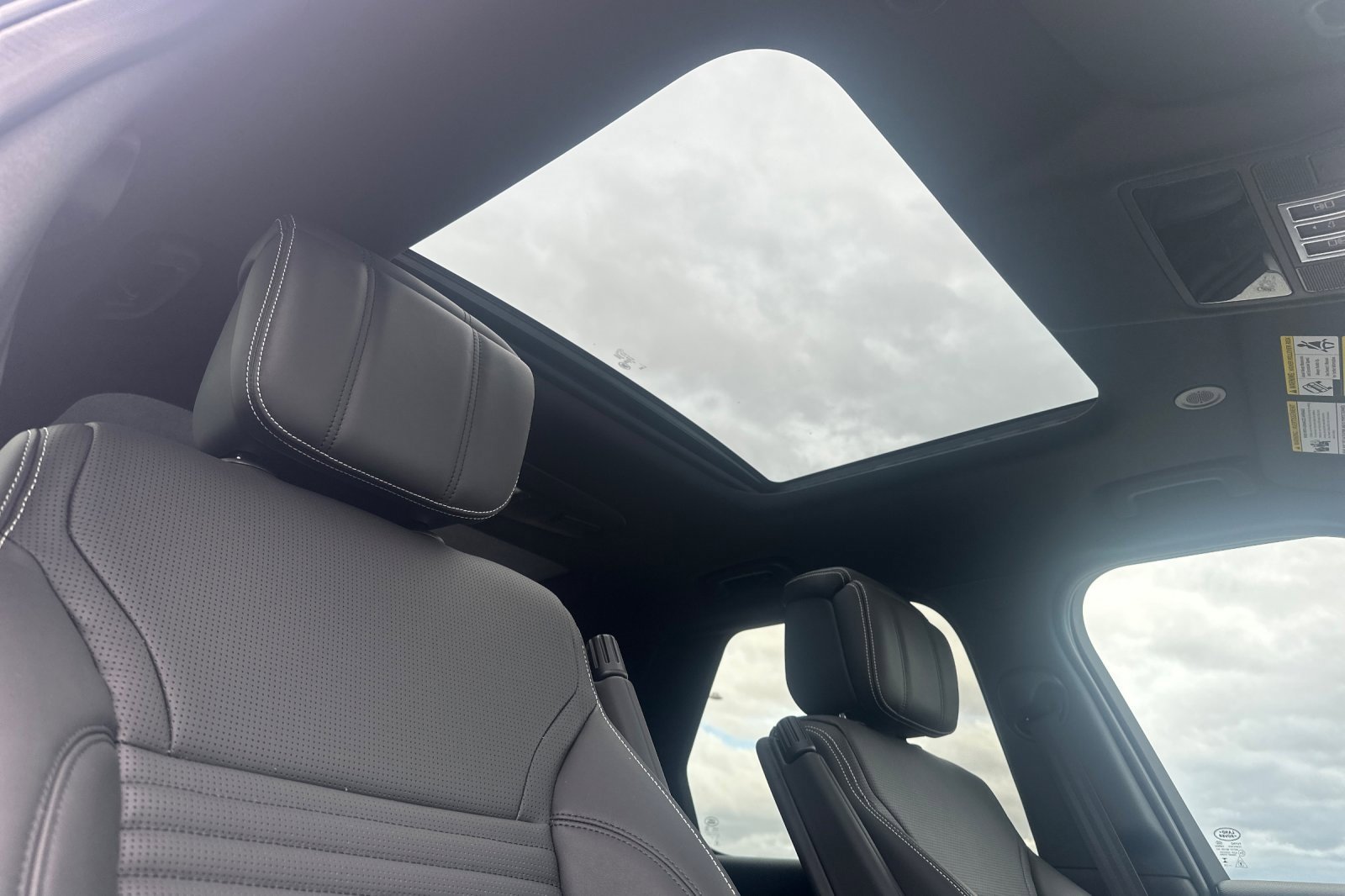 New 2026 Land Rover Discovery Dynamic SE image 16