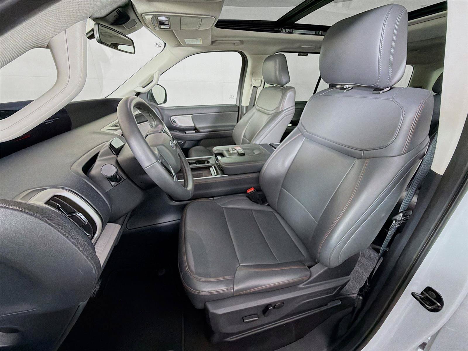Used 2025 Ford Expedition Active AWD/4WD image 2