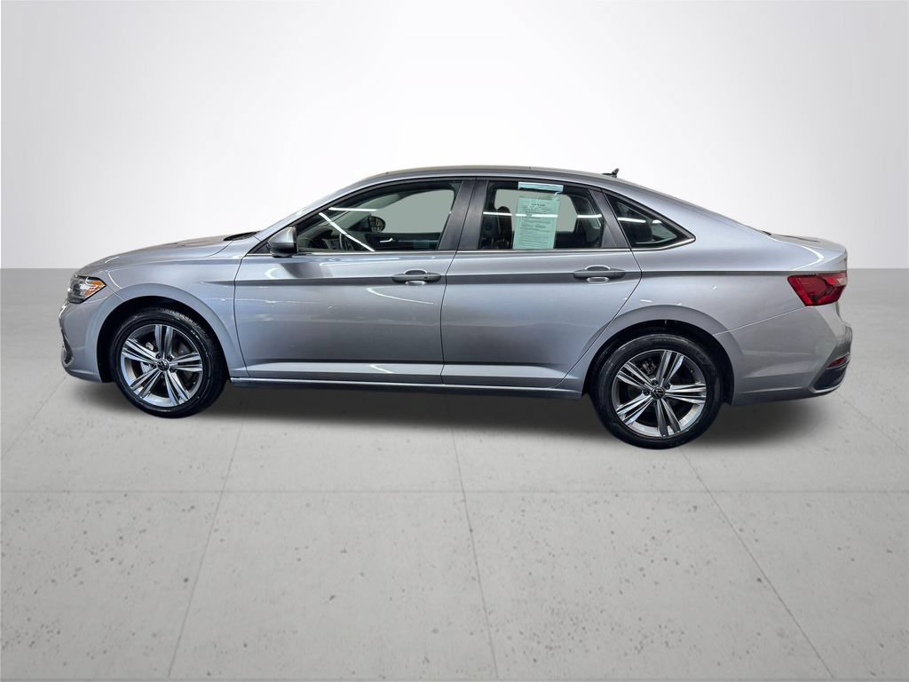 Used 2024 Volkswagen Jetta SE FWD image 3