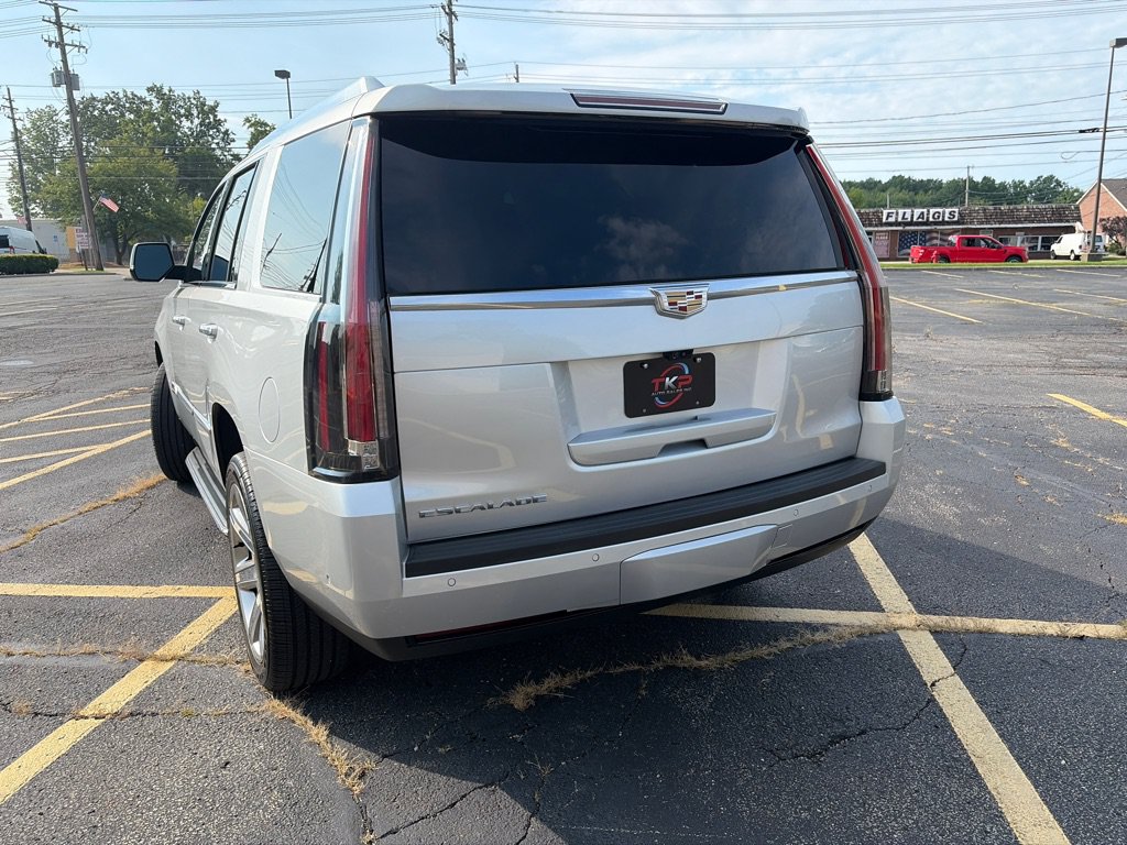 Used 2018 Cadillac Escalade Luxury AWD/4WD image 7