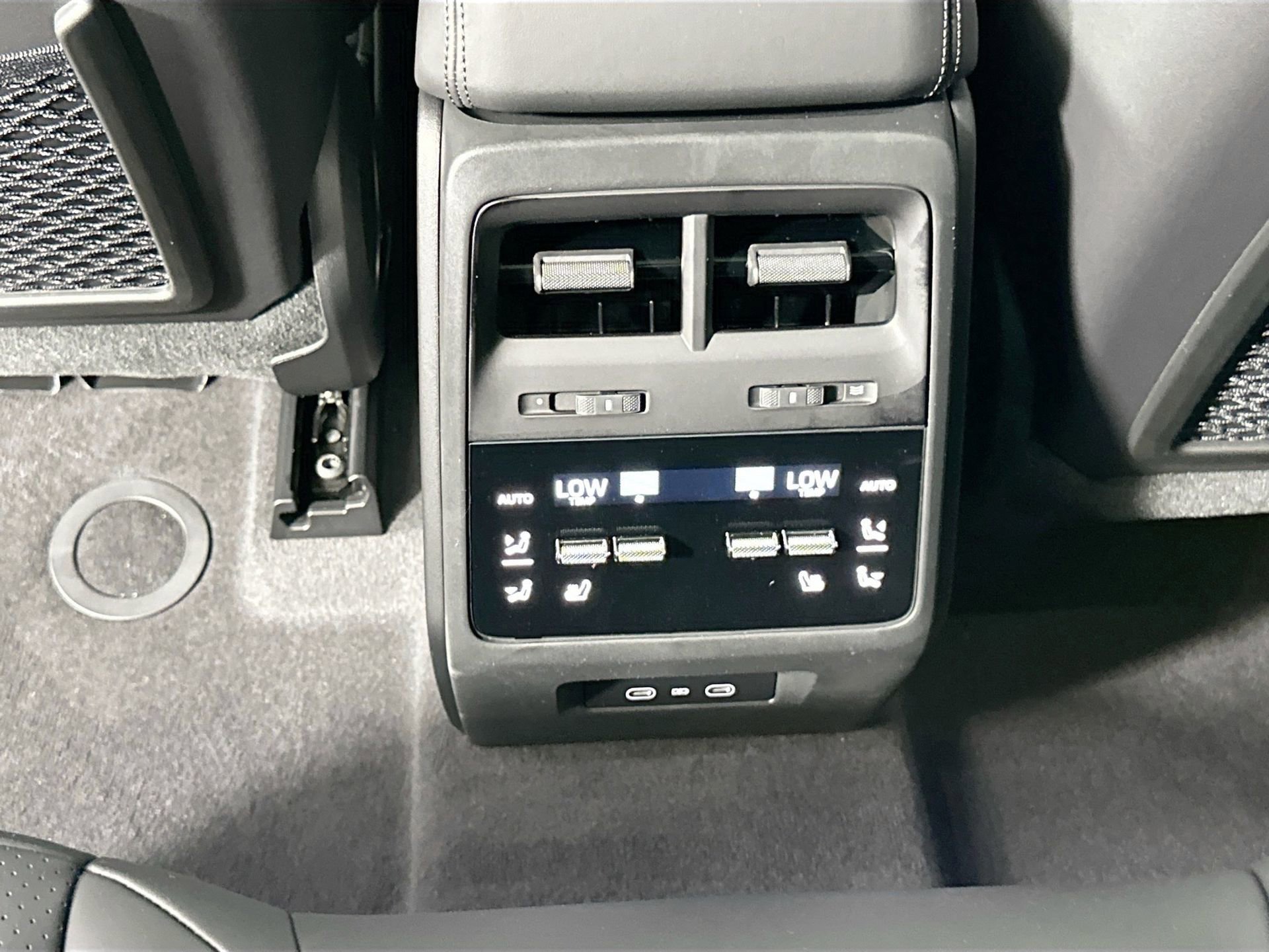 Certified 2025 Porsche Macan Electric image 36