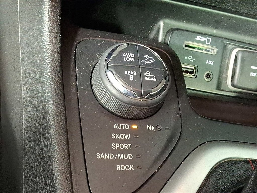 Used 2015 Jeep Cherokee Trailhawk w/ Cold Weather Group image 25