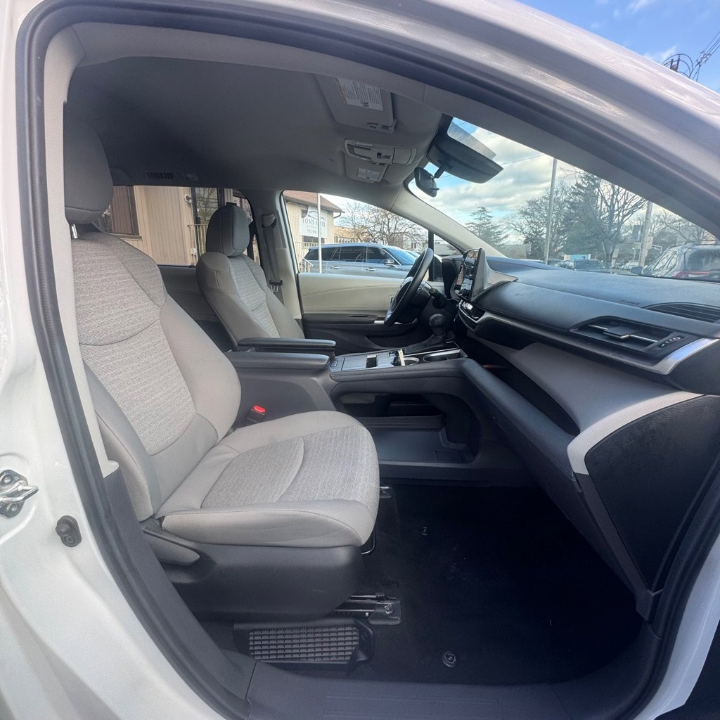 Used 2024 Toyota Sienna LE FWD image 19