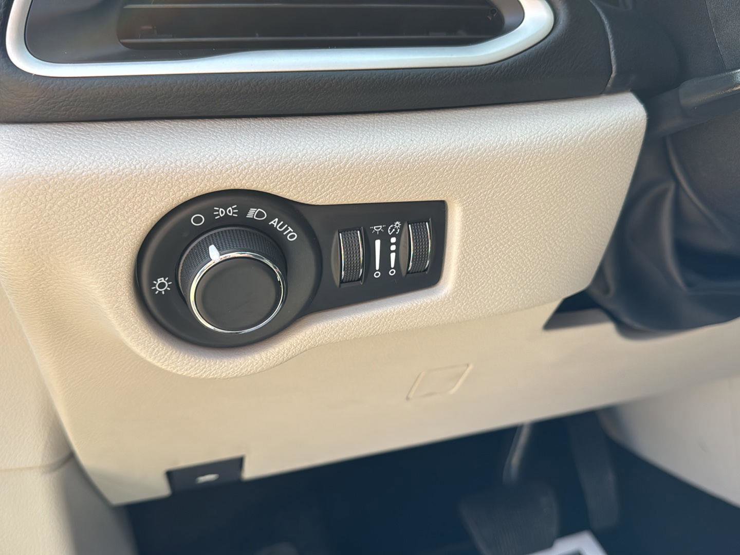 Used 2023 Chrysler Voyager LX image 13