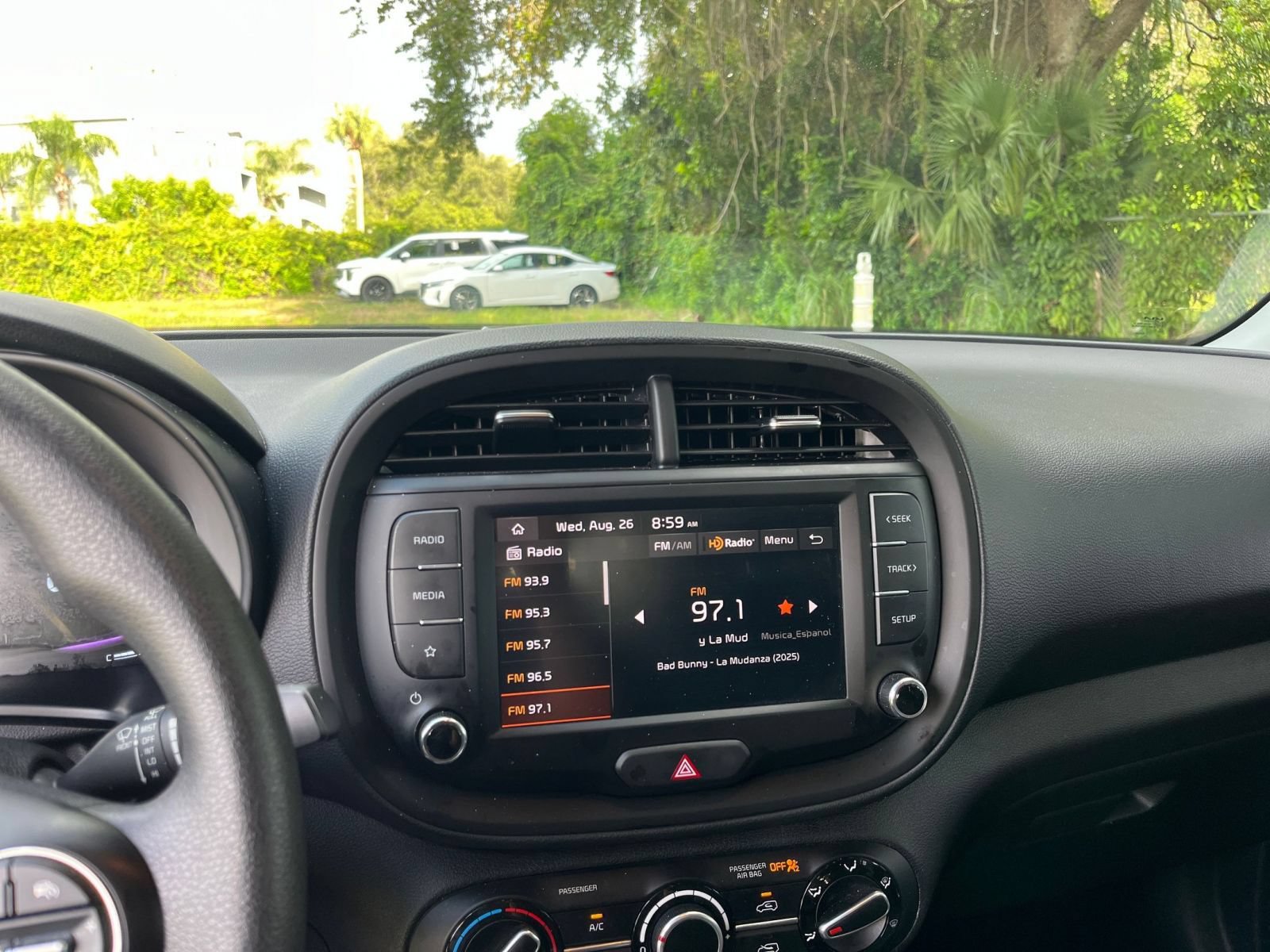 Used 2025 Kia Soul LX w/ LX Technology Package FWD image 16