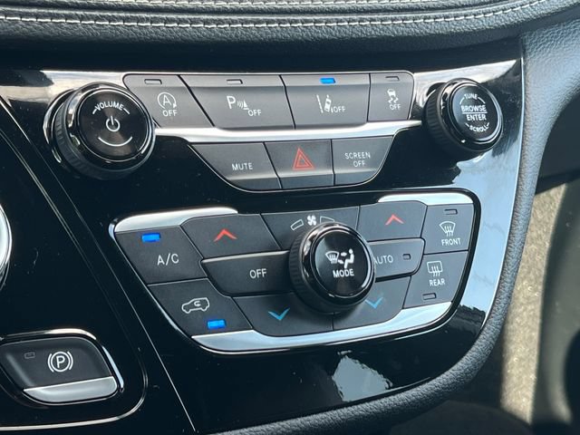 Used 2025 Chrysler Pacifica Select w/ Uconnect Theater Family Group AWD/4WD image 29