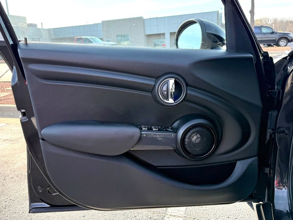 Used 2015 MINI Cooper 4-Door Hardtop image 15