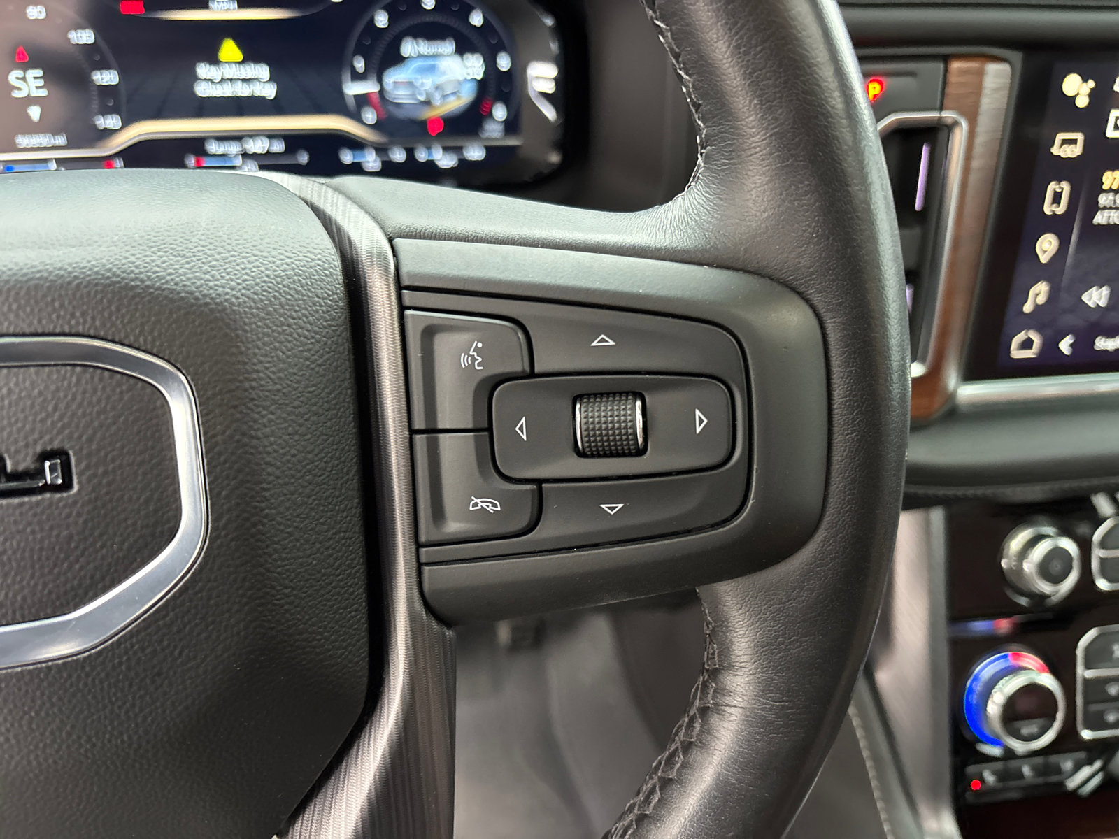 Used 2023 GMC Yukon Denali Ultimate image 18