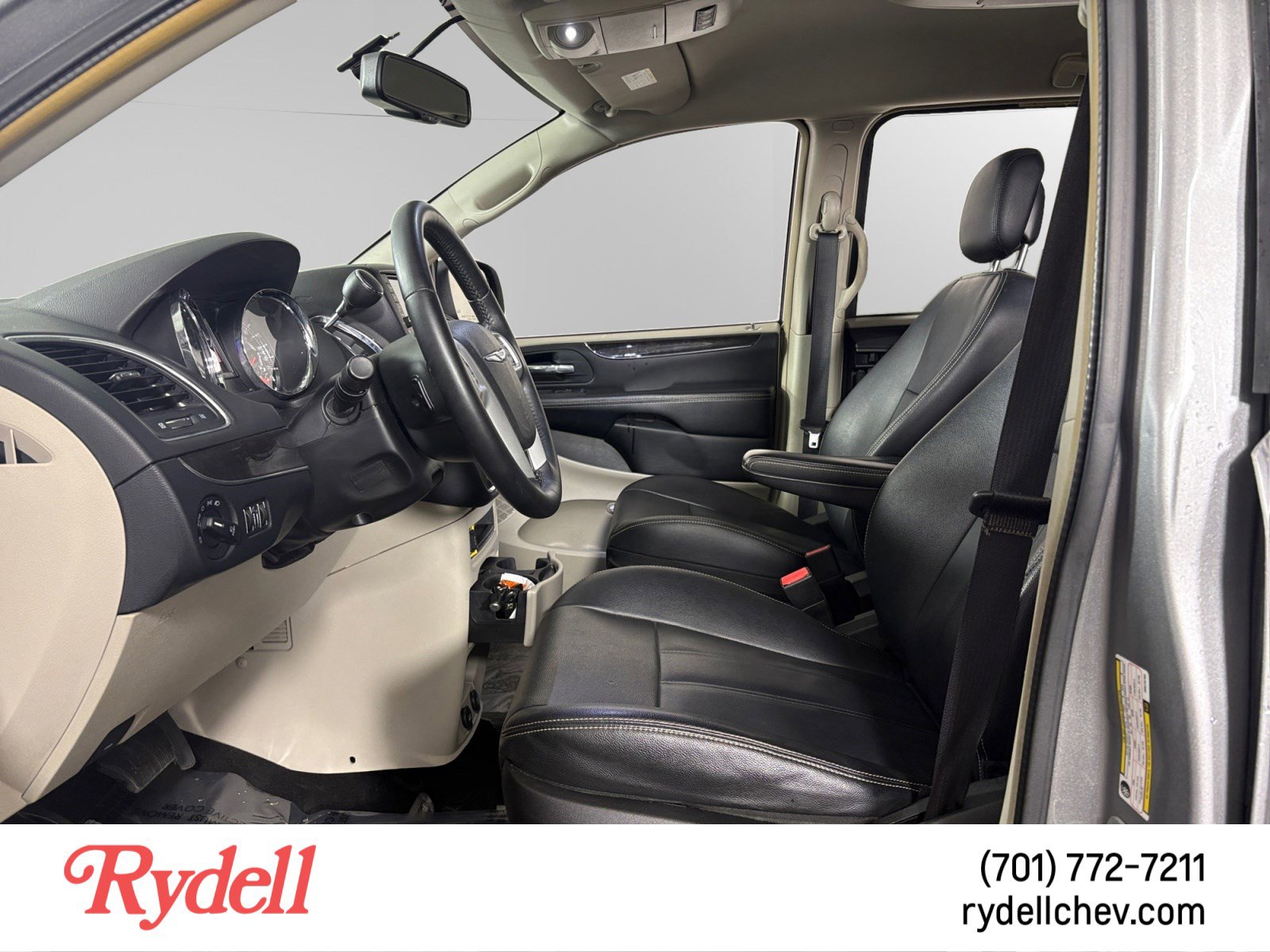 Used 2016 Chrysler Town & Country Touring image 10