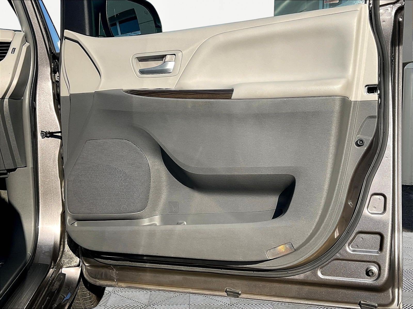 Used 2015 Toyota Sienna XLE Premium FWD image 29