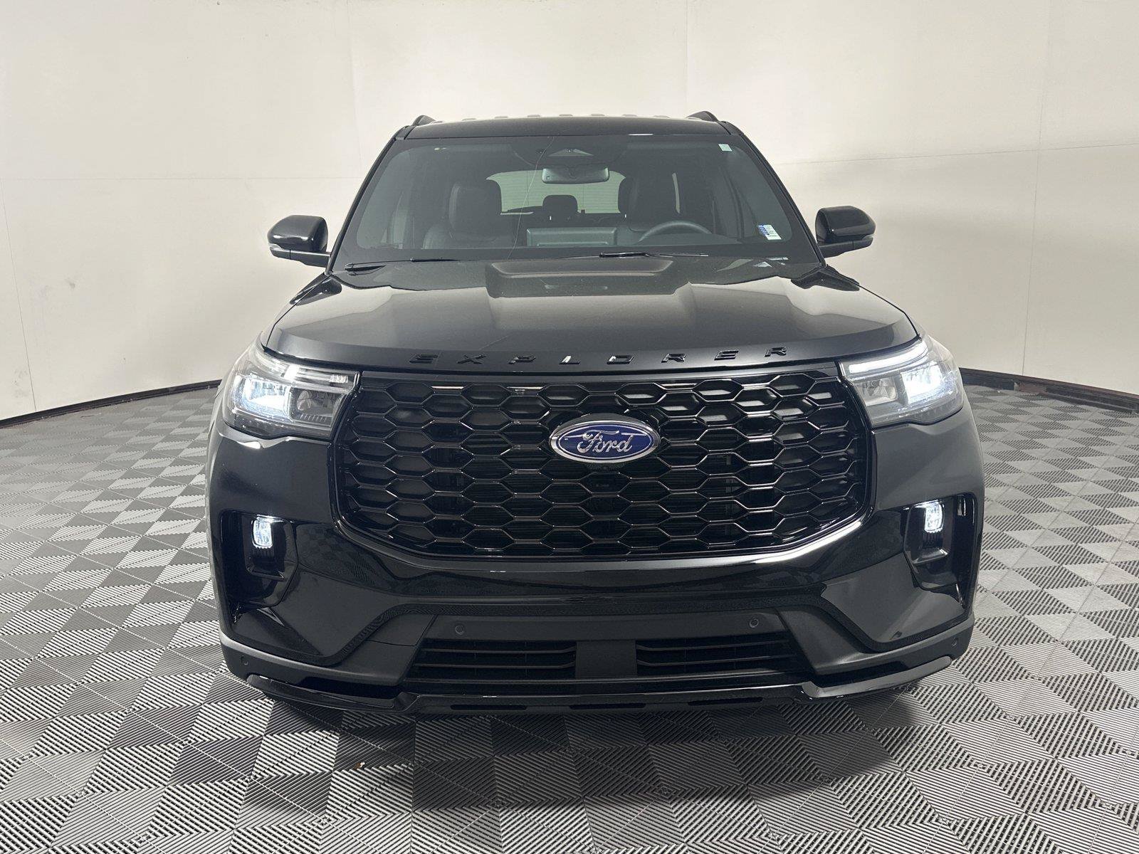Used 2026 Ford Explorer ST-Line w/ Premium Package RWD image 2